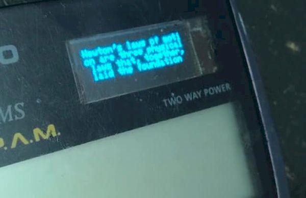 YouTuber hackeou uma Calculadora para acrescentar tela OLED e Wi-fi