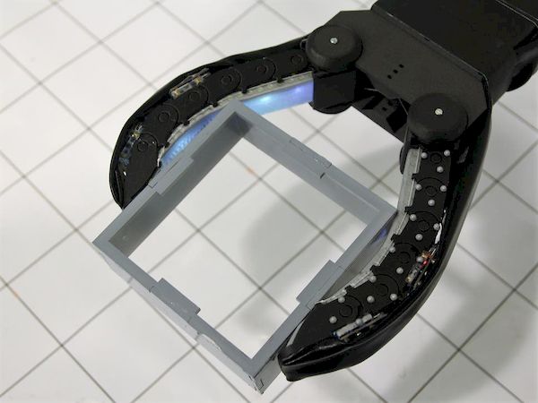 MIT construiu uma mão robótica que pode ver e sentir objetos