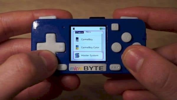 microByte, um minúsculo videogame portátil de hardware aberto