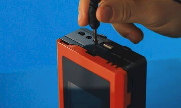 Pl8ty Alto-falante Bluetooth parece um Walkman e usa telefone com fita cassete