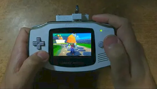 Game PlayStation di Game Boy Advance menggunakan kartrid yang diretas