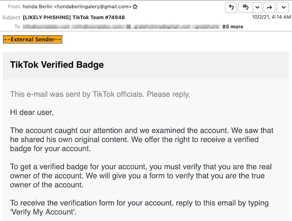 Email oferecendo um crachá de verificação ao usuário
