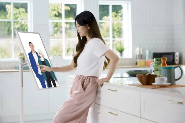 LG StanbyME, um tablet de 27 polegadas em um suporte que é uma TV LG StanbyME, um tablet de 27 polegadas em um suporte que é uma TV