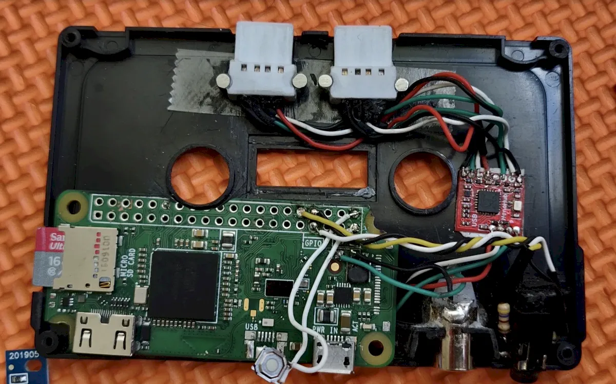 Hacker criou um computador completo dentro de uma fita cassete