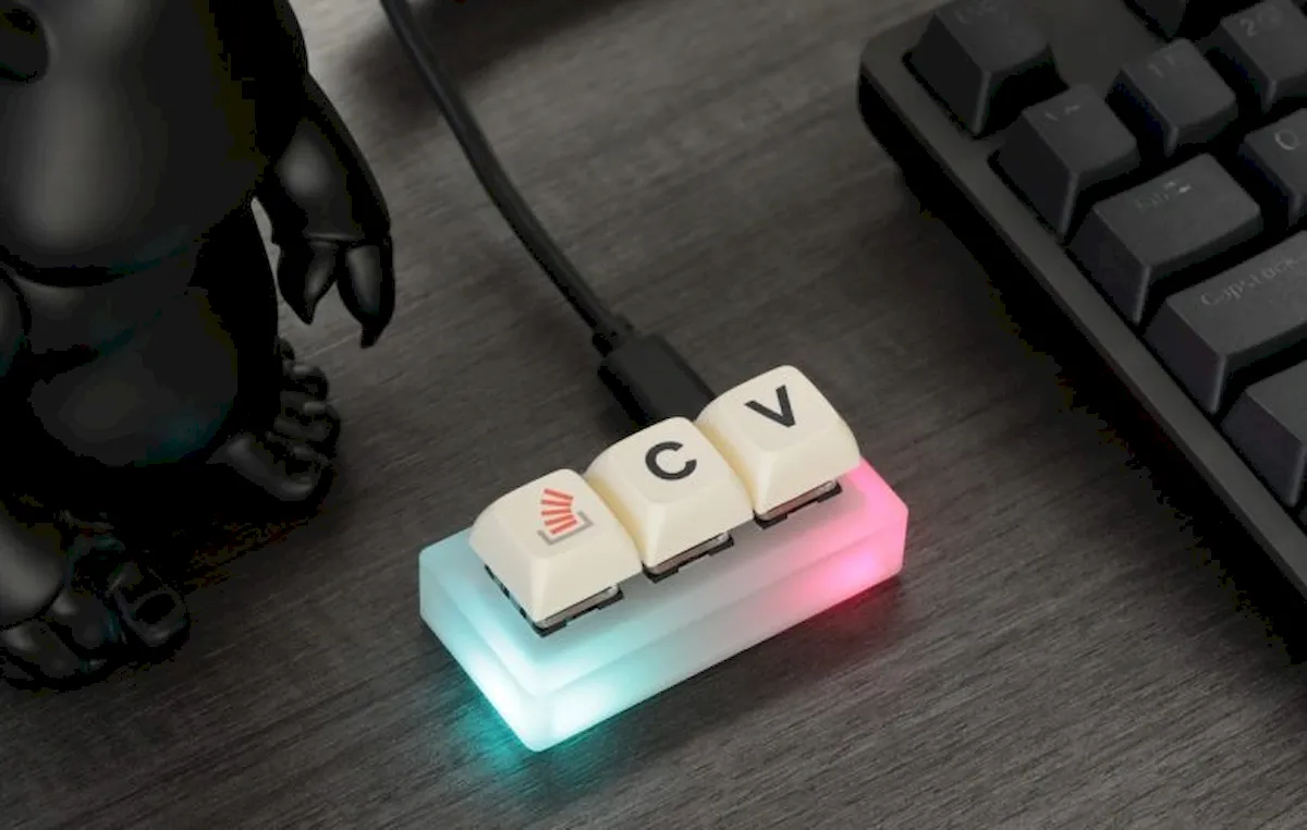 Key V2, um mini teclado com 3 teclas, luz RGB e interruptores mutáveis