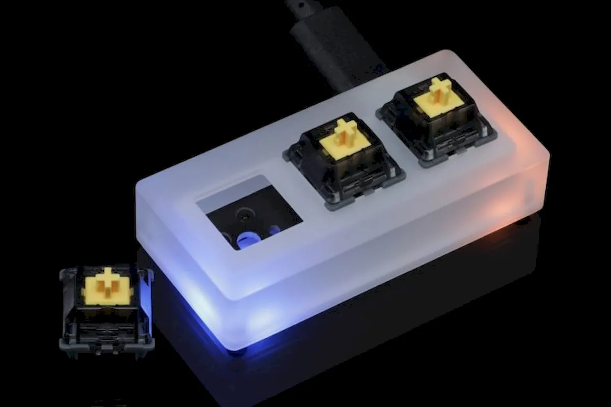 Key V2, um mini teclado com 3 teclas, luz RGB e interruptores mutáveis