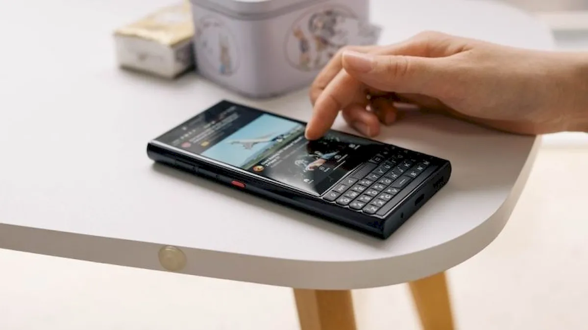 Unihertz Titan Slim, um smartphone com teclado estilo BlackBerry