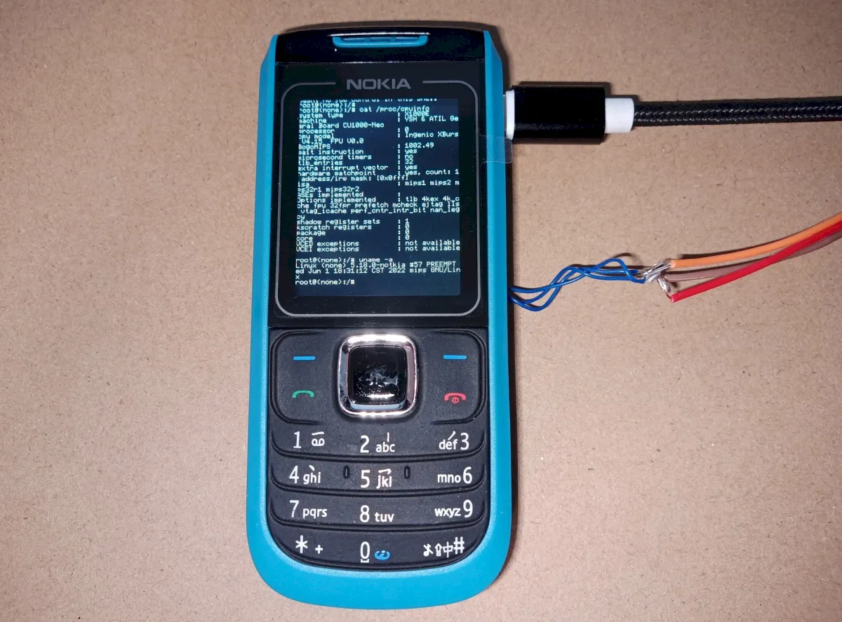 Hacker colocou um PC Linux dentro de um celular Nokia 1680