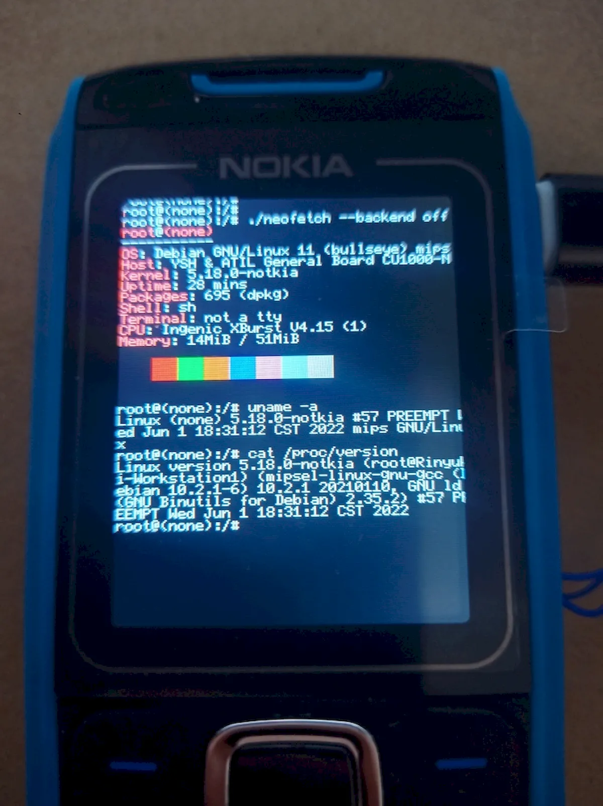 Hacker colocou um PC Linux dentro de um celular Nokia 1680