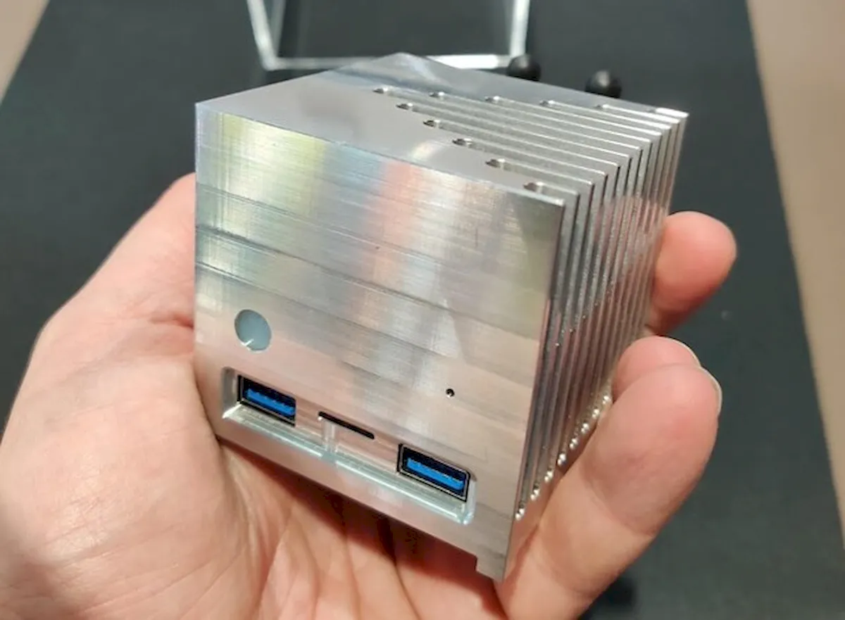 Kubb Mini, um computador sem ventoinha em um cubo de 27 polegadas