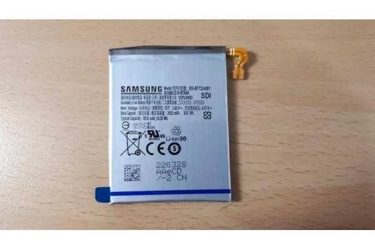 Novas imagens parecem confirmar uma bateria maior no Galaxy Z Flip 4 3 Novas imagens parecem confirmar uma bateria maior no Galaxy Z Flip 4