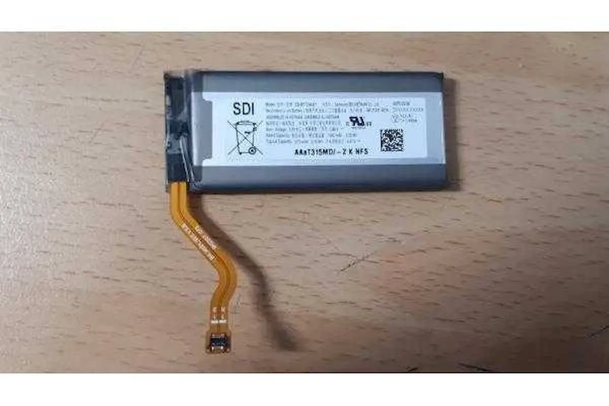 Novas imagens parecem confirmar uma bateria maior no Galaxy Z Flip 4 4 Novas imagens parecem confirmar uma bateria maior no Galaxy Z Flip 4