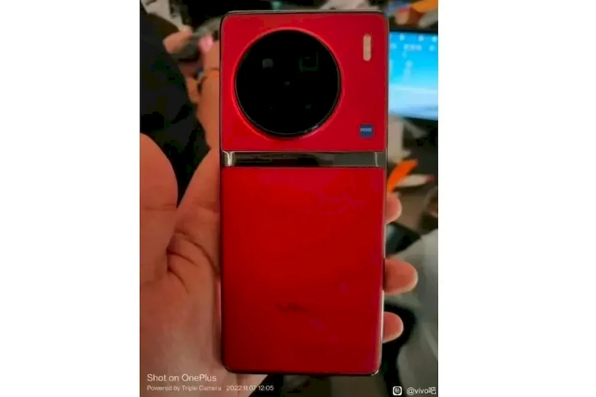 Foto revelou o Vivo X90 Pro+ com câmera offset e marca Zeiss