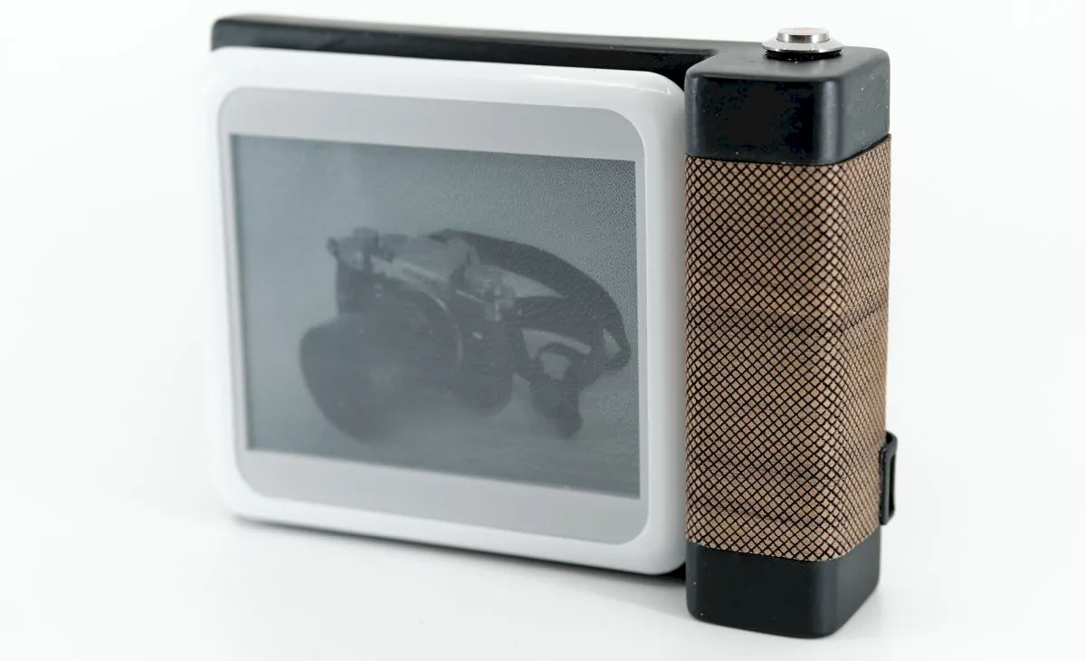 Hacker criou uma câmera instantânea DIY e-paper estilo polaroid 2 Hacker criou uma câmera instantânea DIY e-paper estilo polaroid