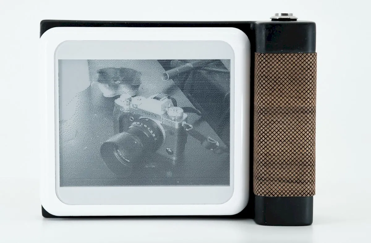 Hacker criou uma câmera instantânea DIY e-paper estilo polaroid