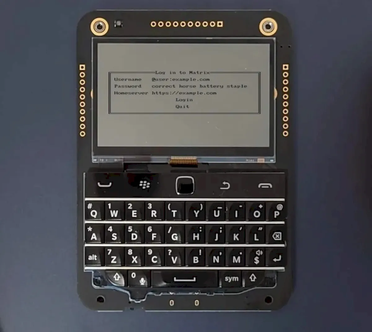 Beepberry, um kit de computador de bolso com teclado BlackBerry