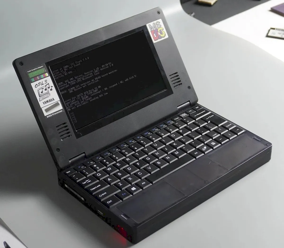 Book 8088 DOS system, um minilaptop com chip Intel 8088