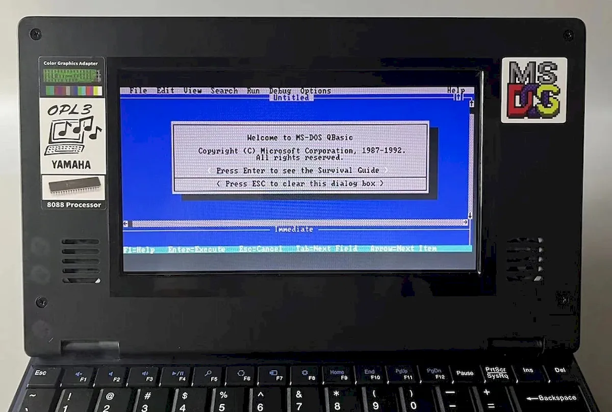 Book 8088 DOS system, um minilaptop com chip Intel 8088