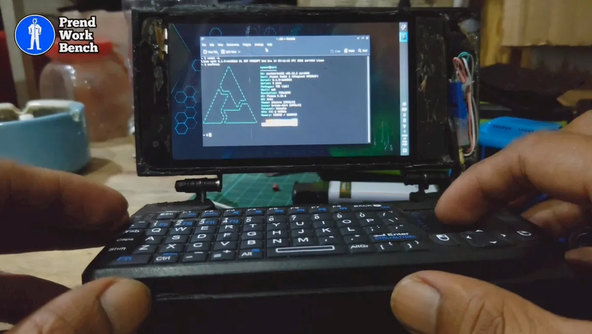 Hacker usou um smartphone antigo para criar um mini laptop DIY