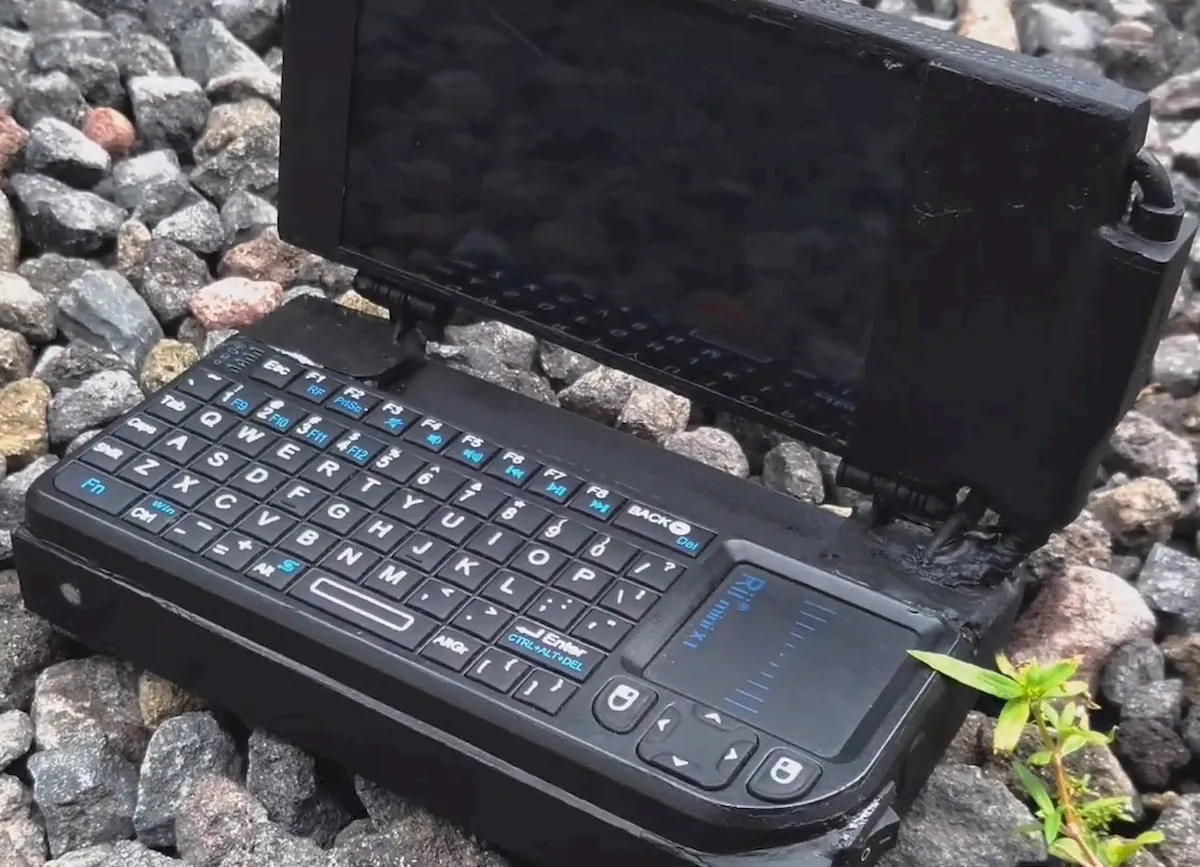 Hacker usou um smartphone antigo para criar um mini laptop DIY