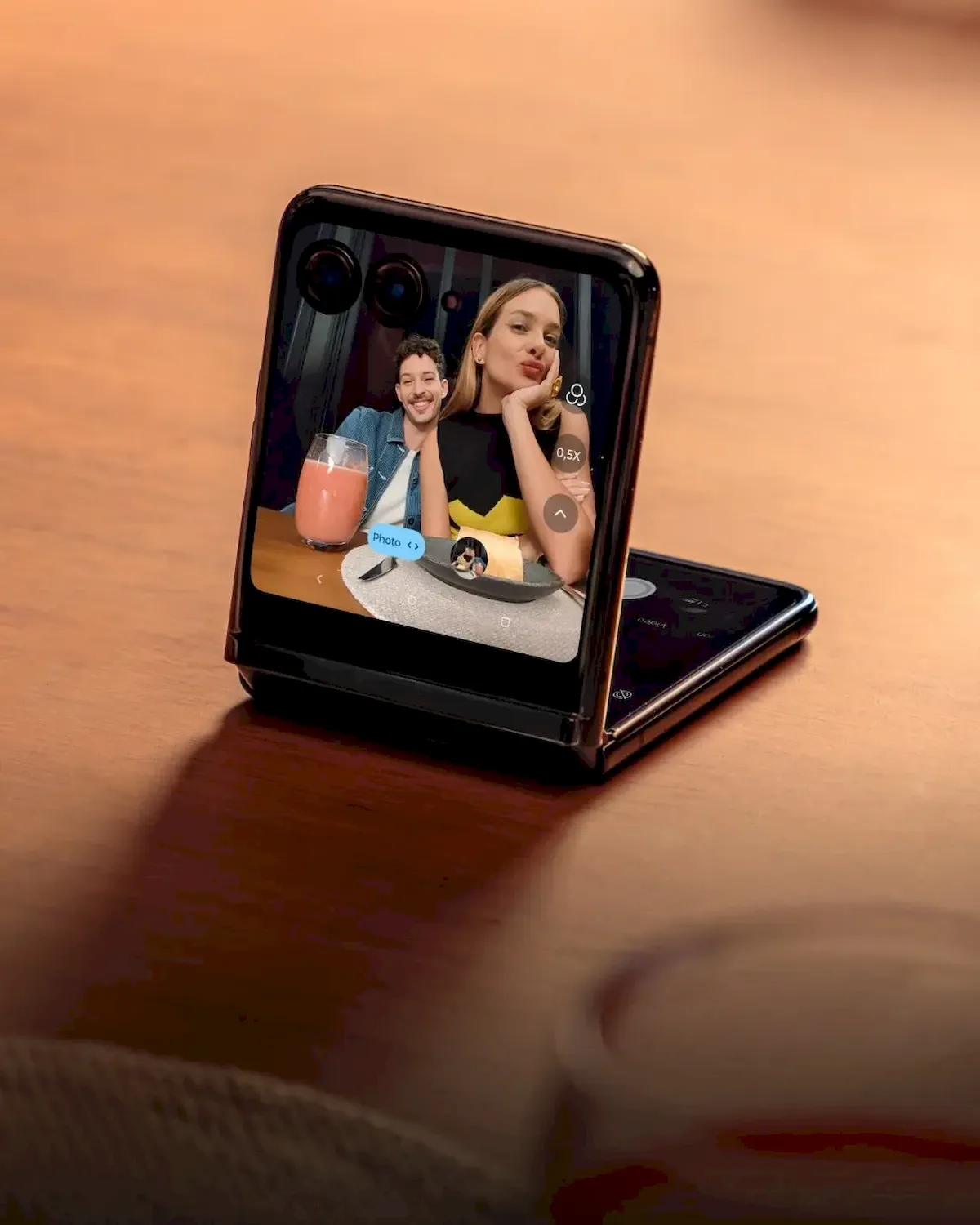 Revelados vídeos promocionais do dobrável Motorola Razr 40 Ultra