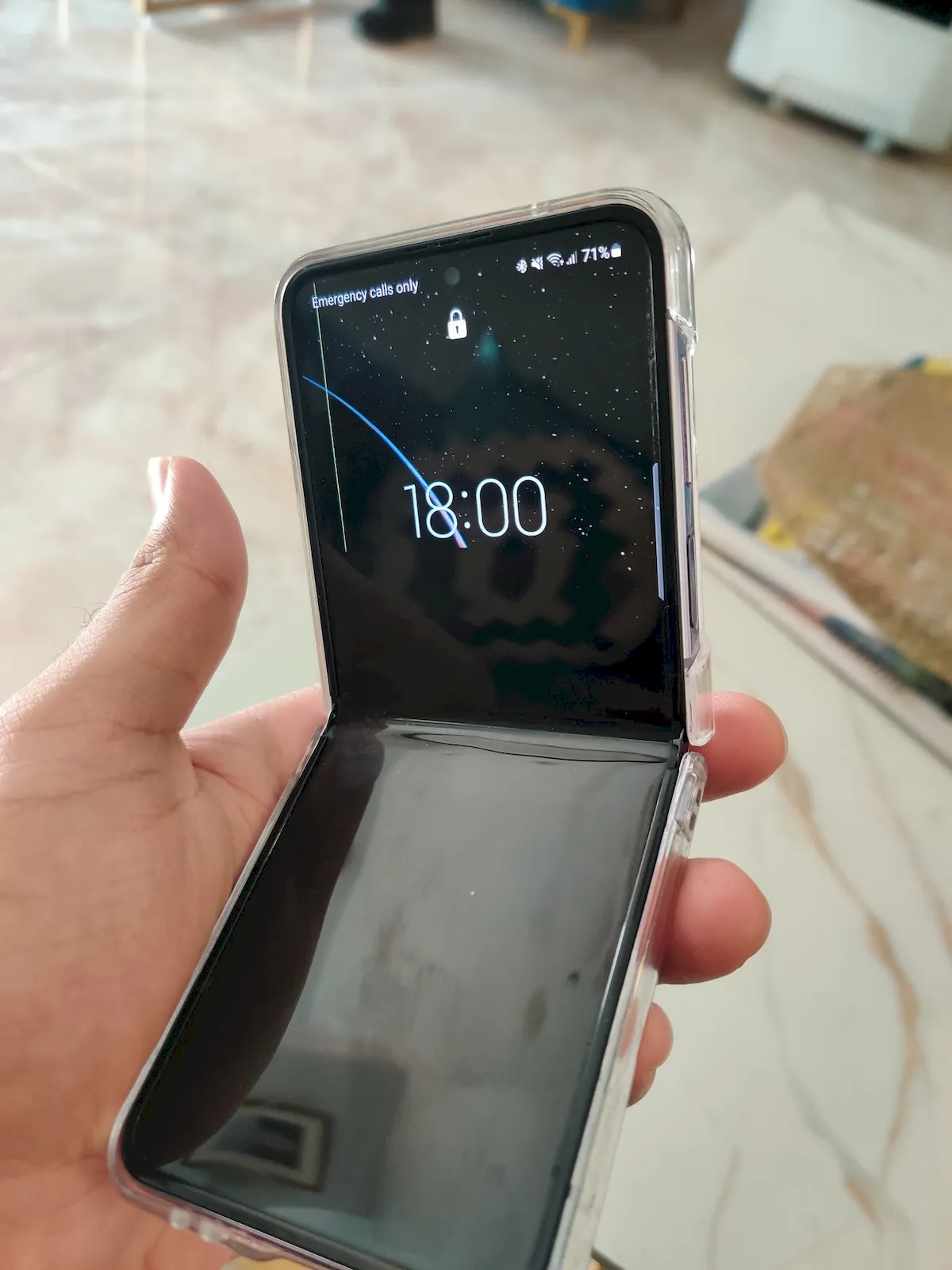 Galaxy Z Flip 4 com problema na tela não foi coberto pela garantia