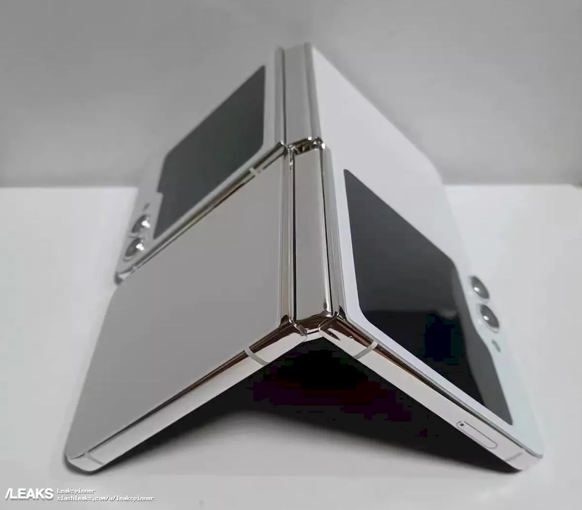 Imagens vazadas mostram como será o sucessor do Galaxy Z Flip 4