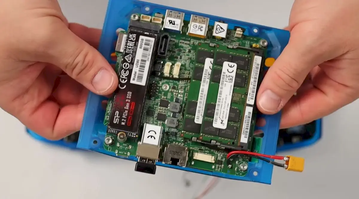 NucDeck, um PC portátil para jogos feito de placa-mãe 4×4 NUC