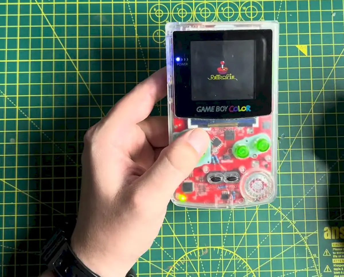 ReBoi, o kit que transforma o Game Boy Color em PC gamer retrô