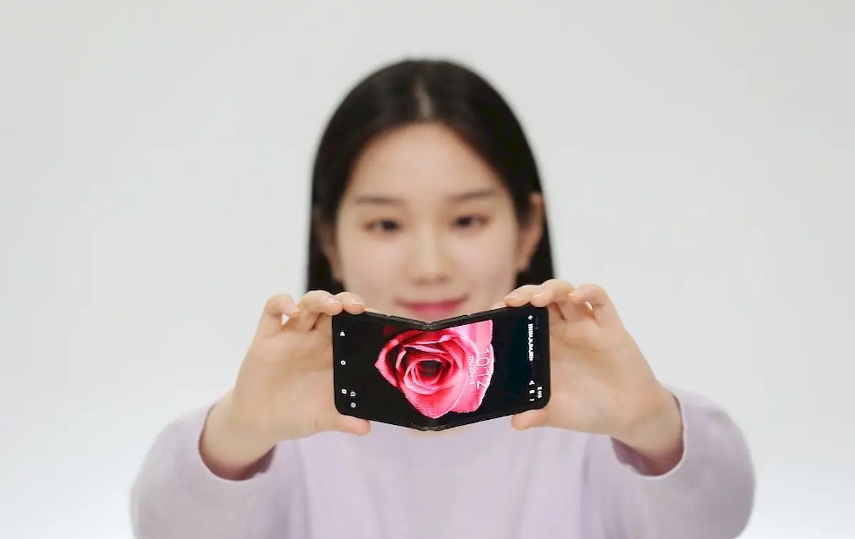 Samsung está exibindo uma tela de telefone dobrável de 360 graus