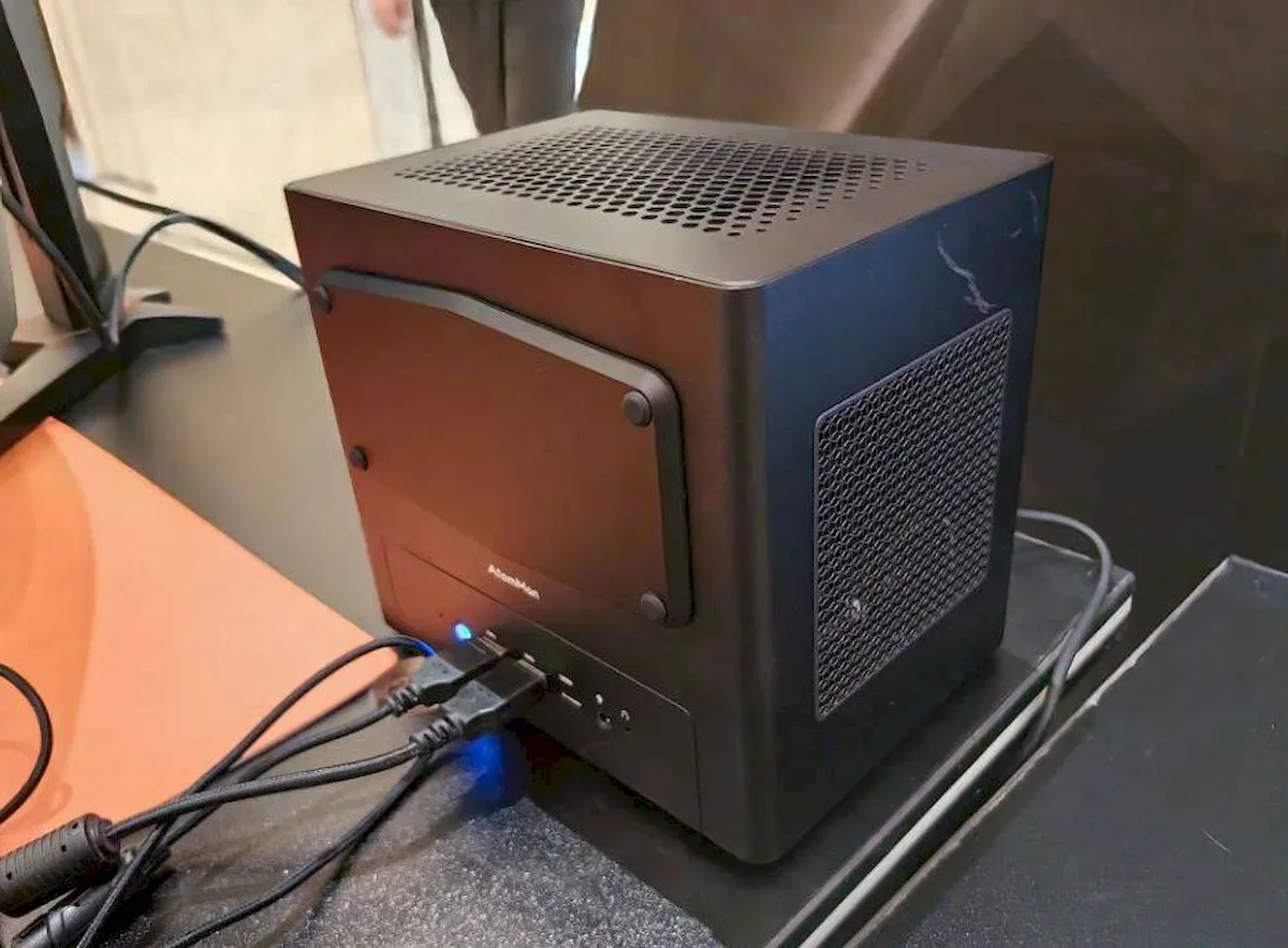 UM890 WE, um mini PC refrigerado a água com Ryzen 9 8945HS
