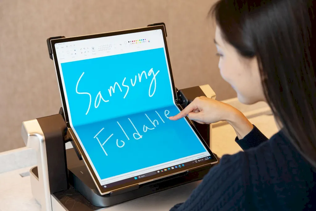 Samsung Lança Monitor Dobrável de 18.1 Polegadas e Novas Telas 2 Samsung Lança Monitor Dobrável de 18.1 Polegadas e Novas Telas