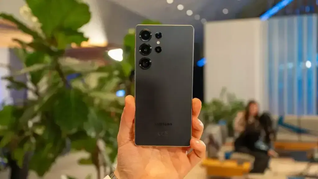 Por que os Galaxy S25 não têm Qi2 embutido?