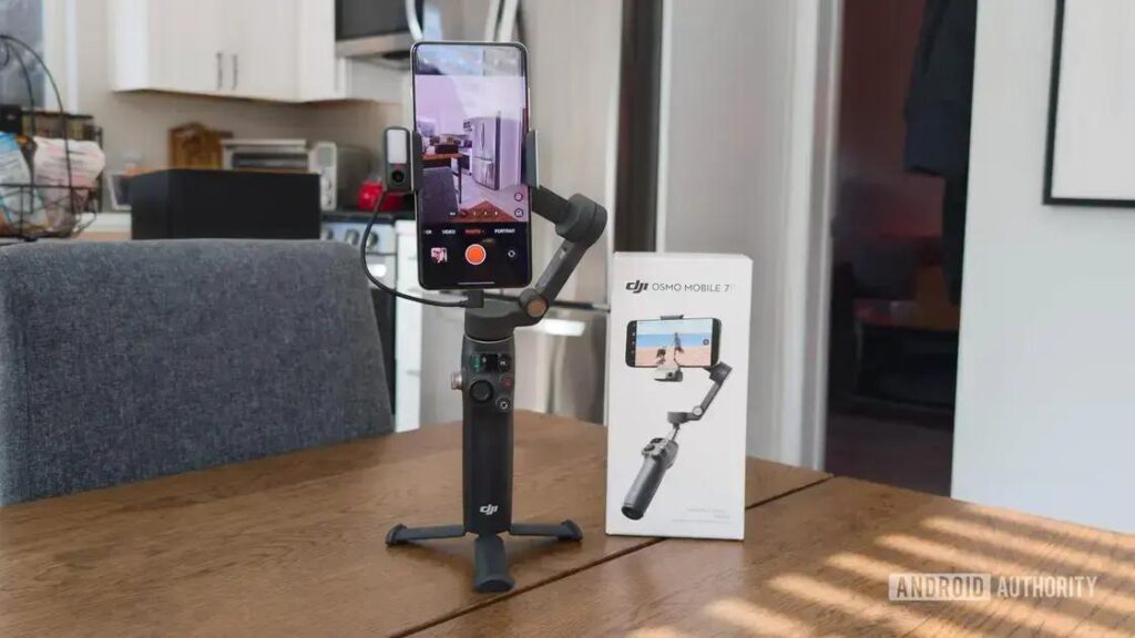 DJI Osmo Mobile 7P: O gimbal ideal para criadores móveis em 2025