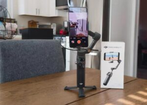 DJI Osmo Mobile 7P: O gimbal ideal para criadores móveis em 2025
