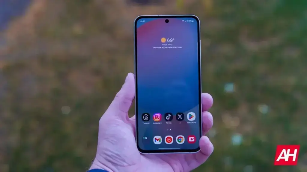 Galaxy S24 FE: Atualização Estável do One UI 7 em 31 de Março