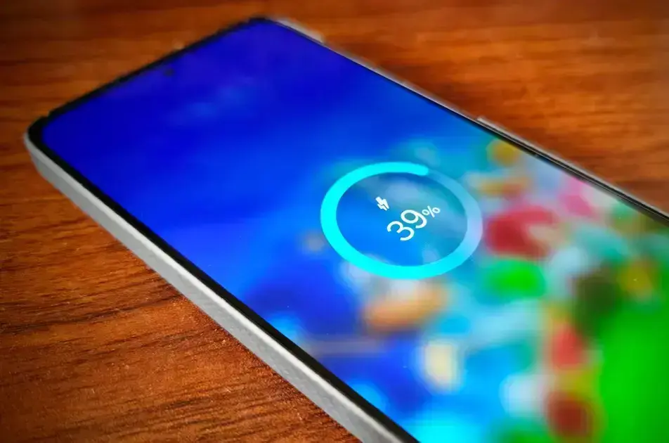 Bateria do Android 16: Carregamento até 100% a cada 2 semanas