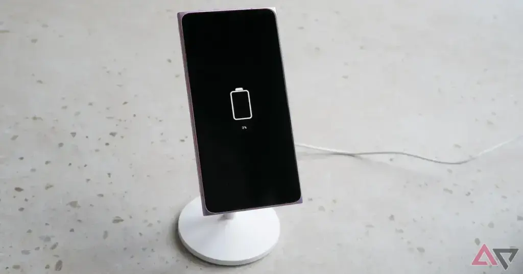 HMD lança os Amped Buds com carregamento sem fio para smartphones