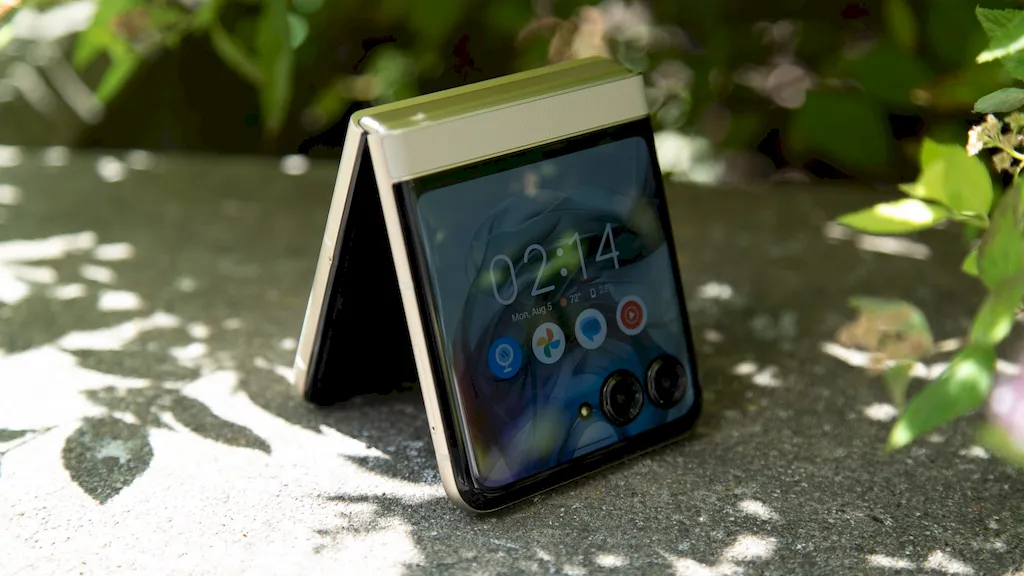 Motorola Razr 2024 é o melhor celular dobrável e está em promoção