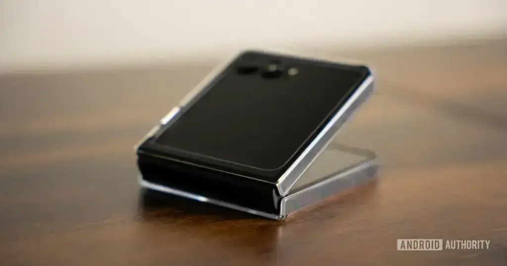 Samsung Galaxy Z Flip 7: Bateria maior e melhorias esperadas