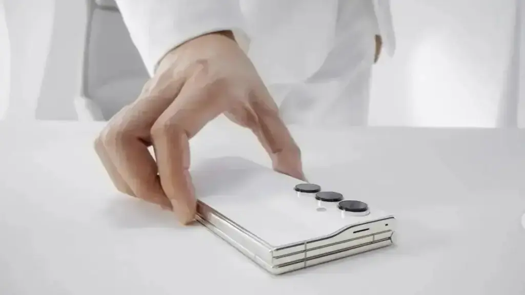 Tecno apresenta Camon 40 e protótipo tri-fold no MWC 2025