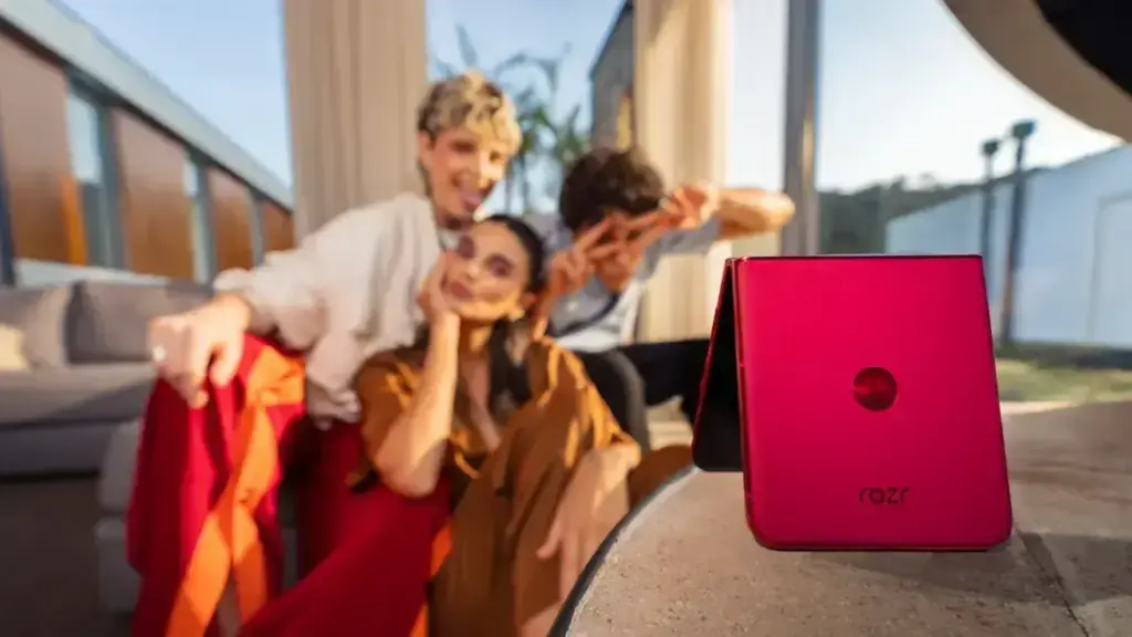 Transforme seu Motorola Razr 2025 em um BlackBerry com Clicks