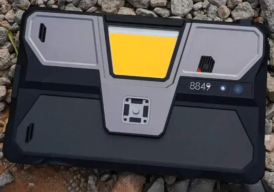 8849 Tank Pad: o tablet Android robusto com projetor e bateria gigante