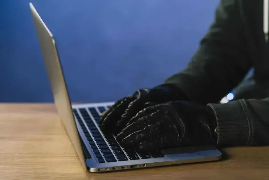 Alerta do FBI: Novas armadilhas em mensagens no celular