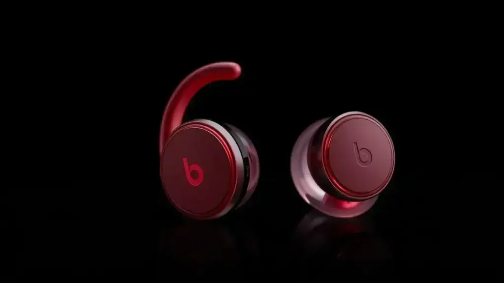 Protótipo transparente dos Powerbeats Pro 2 vazado em imagem recente