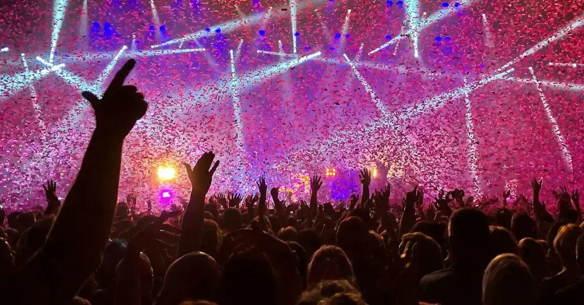 Taxas ocultas ilegais em aplicativos de hotéis e shows: o que muda?