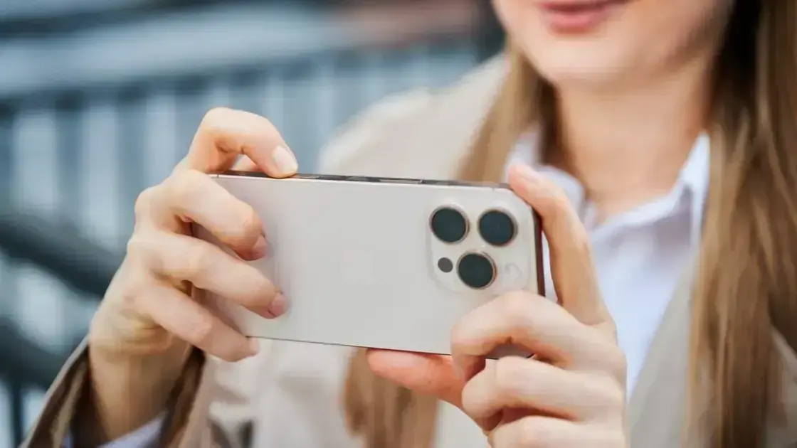 iOS 26 traz aviso para limpeza da lente da câmera no iPhone