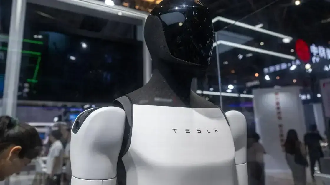 Saída inesperada do líder impacta futuro dos robôs humanoides Optimus da Tesla