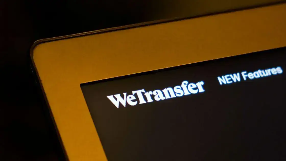 WeTransfer enfrenta polêmica ao usar arquivos de usuários para inteligência artificial