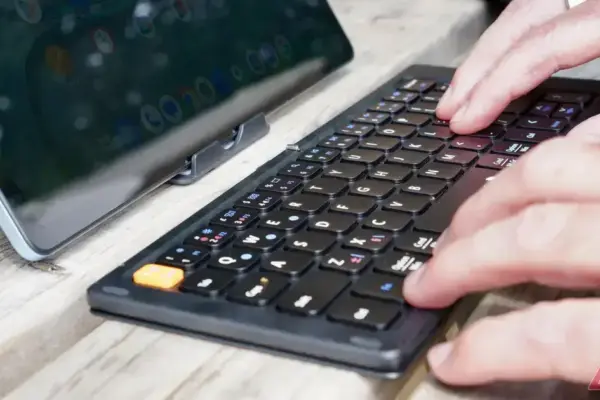 Como o teclado dobrável ProtoArc XK04 transformou meu trabalho móvel